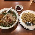 台湾料理 幸楽園 - 台湾刀削麺と黒炒飯　ランチ880円