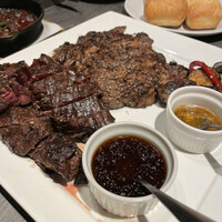 カリフォルニアラウンジ ステーキ＆ワイン 川崎店 - 焼き加減良好。