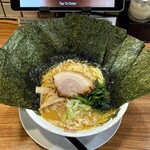 横浜らぁめん 桜花 - ラーメン800円麺硬め。海苔増し100円。