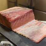 冨久寿司 - 乾燥熟成マグロ（中トロ部分）