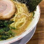 横浜らぁめん 桜花 - 甘みが強いスープ。