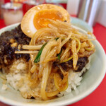 Ramen Yamaokaya - バター黒ばら海苔丼に味つきもやし・白髪ネギ・ニラを載せた二色丼（2023年1月）