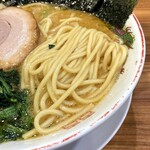 横浜らぁめん 桜花 - 菅野製麺の中細麵。