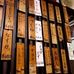 居酒屋焼とり ひで - 特にヘラ、スペアリブ、じゃガピザ（じゃは平仮名、ガピザはカタカナは何か意図があるのか？）でも普通のメニュー表にはじゃがピザでした。）がおすすめです。