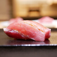 鮨 詠心 - ◇大トロ
                フジタ水産は産地すら伝えない、それでも信頼関係のもと極上の旨さを一貫に込めて表現。