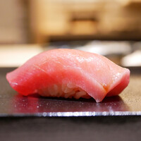 鮨 詠心 - ◇中トロ
                鮪のポテンシャルを味わってほしいとして、初っ端から藤田まぐろが握りで登場！