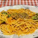 料理店 吉田 - 雲丹とトマトクリームのパスタ。平打ち麺に濃厚な海のエニスがたっぷり絡む。濃厚だけど、トマトの酸味でしつこすぎずに食べられるのが、メインを食べた後のお腹に嬉しい。そしてブロッコリーの歯ごたえが絶妙。