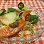 料理店 吉田 - 宮城産の肉厚サーモンと旬のメロンに、野菜のソースと山椒オイルを添えて。メロンの甘さとサーモンの塩気、山椒のピリッと感があとを引く。薄切りの生ズッキーニは歯応えもきちんと残っていて、サッパリ感も演出。