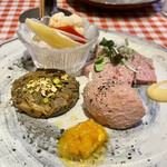 料理店 吉田 - 前菜はピクルス、パテドカンパーニュ、レバームース、緑野菜のエチュベの盛り合わせ。エチュベはほろ苦い高菜のような味わいで、初めての感覚。大人味。上品なレバームースはマーマレードの甘酸っぱさと相性抜群。