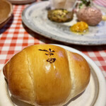 料理店 吉田 - 相変わらず甘くて香ばしくい風味豊かなロールパン。あったかいパンにレバームースをのせて食べると、とろける〜