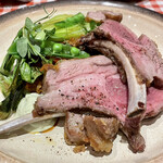 料理店 吉田 - やわらかーい子羊のロースト。下には羊ミンチを使ったムサカというトルコのソースがしかれてる。ムサカは結構羊らしいパンチの効いた味わい。バジルクリームがお肉の味わいにマイルドさを添えてくれる。