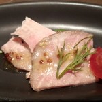 オビオビ - 2013年８月。お通しはローストポーク。