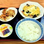 陣屋 - 玉子丼(皿で)￥700＆半ぎょうざ￥300