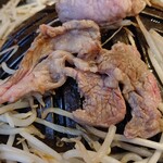 ラムジンギスカン羊々 所沢 - 焼いている