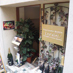 カグラザカマエダ レスキャリエ - お店は神楽坂の脇道を入ったところにあります。