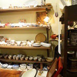 茶々工房 - 店内には陶器のギャラリーがあります。