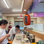 たかはし中華そば店 - 水：店頭(スタッフからの提供)
            ティシュー：カウンター
            ゴミ箱：給水機下
            トイレ：店頭
            味変ツール：ホワイトペッパー、ブラックペッパー、七味