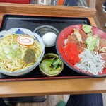 きときと食堂 - 特盛づけ丼の小かけ中に変更