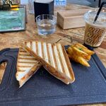 NOCOCAFE - 料理写真:暫く待つと注文したホットサンドとドリンクのセット７００円の出来上がりです。