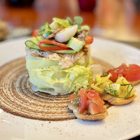 ラトリエ ドゥ ジョエル・ロブション - 前菜：マグロのコンフィをニース風サラダにプチぷよトマトのトーストを添えて