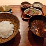 明寂 - 食事。土鍋で炊いた銀シャリとオカズ各種。一人客でも一つの土鍋で炊いてくれるの嬉しいです。