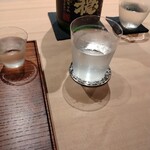 明寂 - 酒を頼むとサッとチェイサーの水を出してくれるの嬉しいね。しかも水は日本酒の仕込み水(無料でした)。またチェイサー用のコースターがカッコいいんだ。アメリカのアンティーク品だとか。