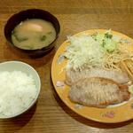 ディオ - 今夜の晩御飯 買ってきた米国産豚ロースかつをステーキ風に焼き、あとはフライドポテト、あさりときのこの和風ボンゴレ、レモンをそえて食べました (2023.05.24)