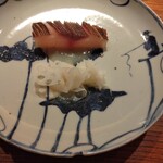 明寂 - 独特な火入れのシマアジ。てか、シマアジの表面をこんなにカリカリに焼きつつ中はレアに仕上げる火入れが凄い。　こんなに旨いシマアジは初めて食べました。添えは全て蓮根。