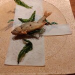 明寂 - 「絹巻き鮎寿司」。稚鮎の唐揚を、麴で甘みをつけた酢飯にのせ、黄身まで白い卵で作った薄焼き卵で巻いて食べます。香りが凄く印象に残る一品。