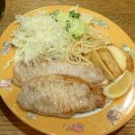 ディオ - 今夜の晩御飯 買ってきた米国産豚ロースかつをステーキ風に焼き、あとはフライドポテト、あさりときのこの和風ボンゴレ、レモンをそえて食べました ※拡大 (2023.05.24)