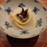明寂 - 煮物はホワイトアスパラにトリ貝。出汁も貝(何の貝かは忘れた)。アスパラが良い味を含みつつ、シャキシャキ食感で美味しい。　フランス料理の柔らかに仕上げたホワイトアスパラとは違う顔を魅せてくれます。