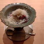 明寂 - 甘味。蘇(古代チーズ)を削りかけた苺ソルベ冷やし汁粉。