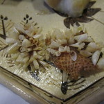 割烹 新多久 - 皮せんべいのアップ