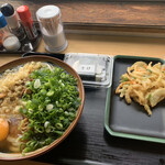 富士見うどん - 温かけうどん＋1玉＋牛うどんの具＋生卵、野菜かき揚げ、さけおにぎり