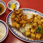万里 - 日替り定食（マーボー豆腐と鶏の唐揚げ）