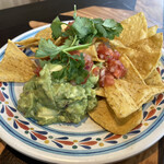 Mole TAQUERIA Y BAR - ワカモレ&チップス850円、捌いたばかりのフレッシュなワカモレだった。チップスとビールとの相性最高！