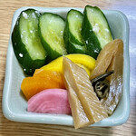 鮒兼 - 自家製のお漬物　これが酒のアテにも鰻重のお供にもなります　2皿もらえるからさｗ