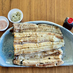 鮒兼 - 白焼きにはすり下ろした本山葵とピンク岩塩に蒲焼のタレも付いています　白焼きをタレで食べるって贅沢かも