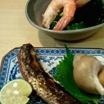 風の盆 - 巻貝と焼き魚、奥はエビの酢の物