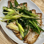 かつぎや - 焼豚の炙りと九条葱　なんて品が良くて美味しくて庶民的なんでしょう　中華呑みの理想的な一皿です