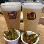 CRAFT BEER MARKET - 左: モンスタートラックタクシー［イングランド］、右: うちゅうブルーイングフラワーオブライフ-Hazy IPA-pint［山梨］どちらも1pint 1400円税込、お通し300円、以下内税表記