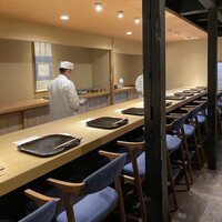 富小路 やま岸 - 店内