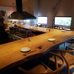 吾一 - お昼なので外からの光が明るい。逆に外から中はほぼ見えません。