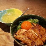 吾一 - 焼鳥丼にスープもつけてもらった