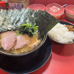 家系ラーメン とらきち家 - ふつう多めチャーシューメン海苔ライス