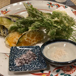 いのなかのかわず - 野菜の天ぷら。一番上のは人参の葉。