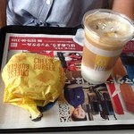 マクドナルド - 2013/08 ドコモのケイタイクーポンでアイスカフェラテ（M）とチーズバーガー 100円