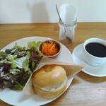 カフェくじらぐも - 2023/5/28(日) 7:00  鯖とクリームチーズのポテトサラダのベーグルサンドセット 1000円  コーヒーとサラダ付き