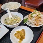 逸品居 - サラダにスープ、ザーサイでございます…