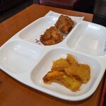 逸品居 - 私の２回戦は、既にお腹いっぱいで、唐揚げとかぼちゃの天ぷらだけでございます…(⁠^⁠^⁠)